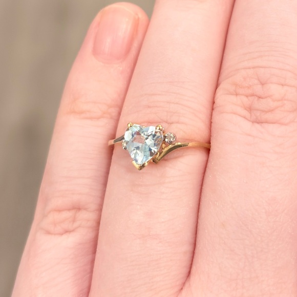 Vintage 10K Yellow Gold Blue Topaz Heart Ring: Diamond Accent, Size 6 - Picture 4 of 9